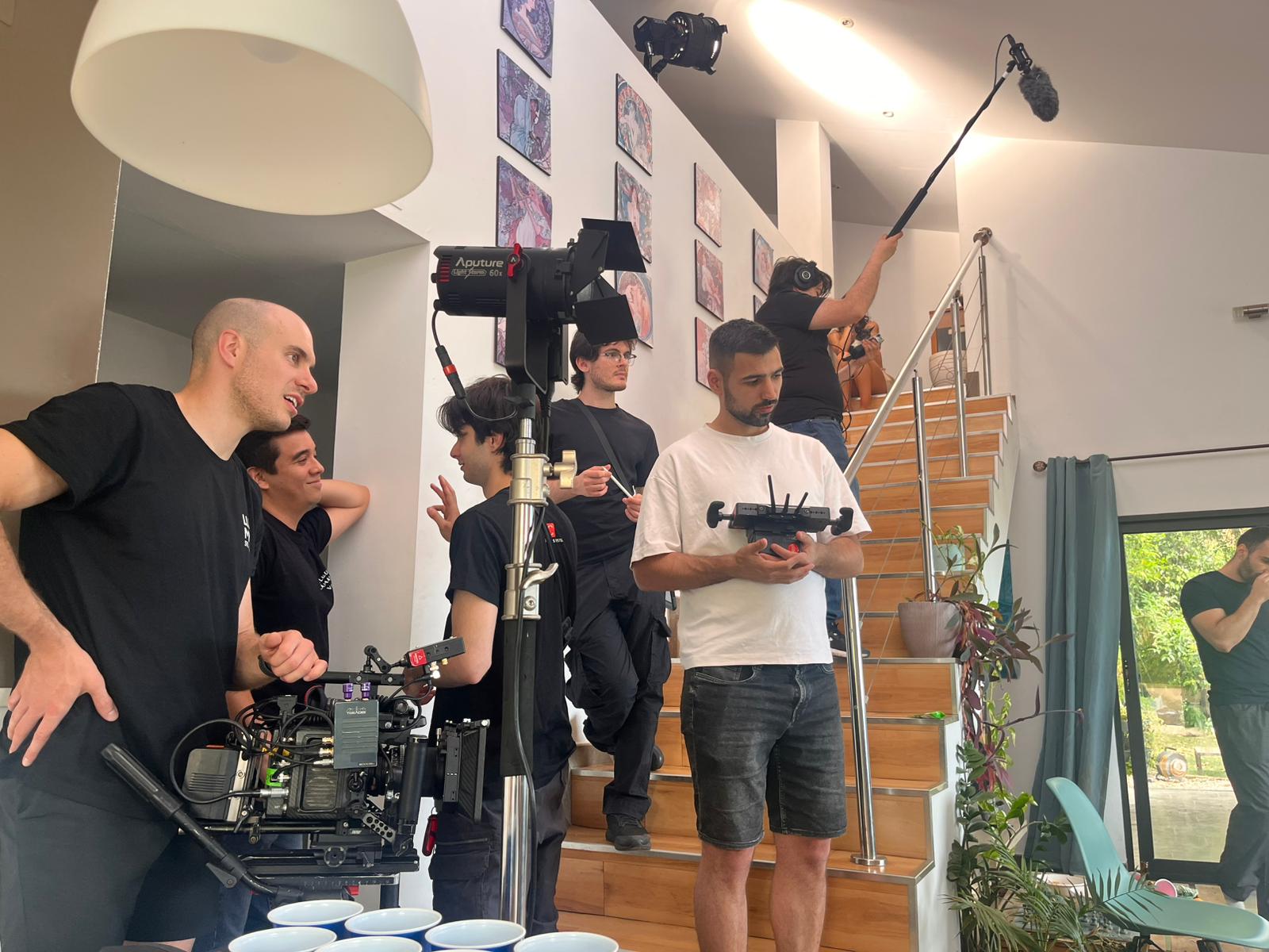 Equipo de ZF Studio durante un rodaje de ficción, con cámara, iluminación y pértiga de sonido