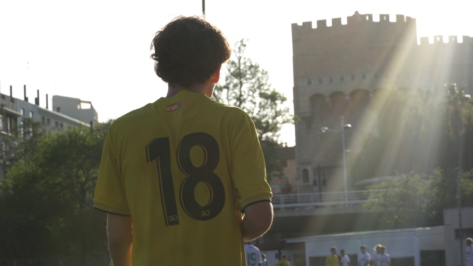 Deportista a contraluz frente a las Torres de Serranos de Valencia durante un evento deportivo