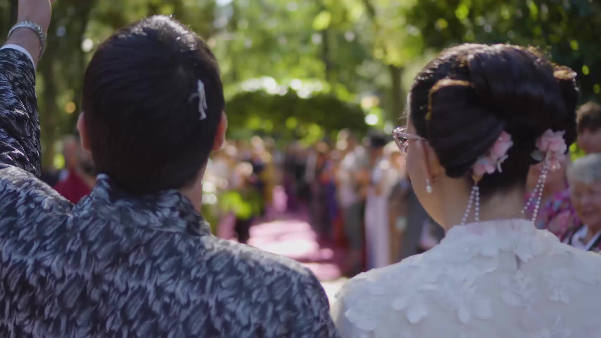 Fotograma cálido de un wedding film rodado a la hora dorada